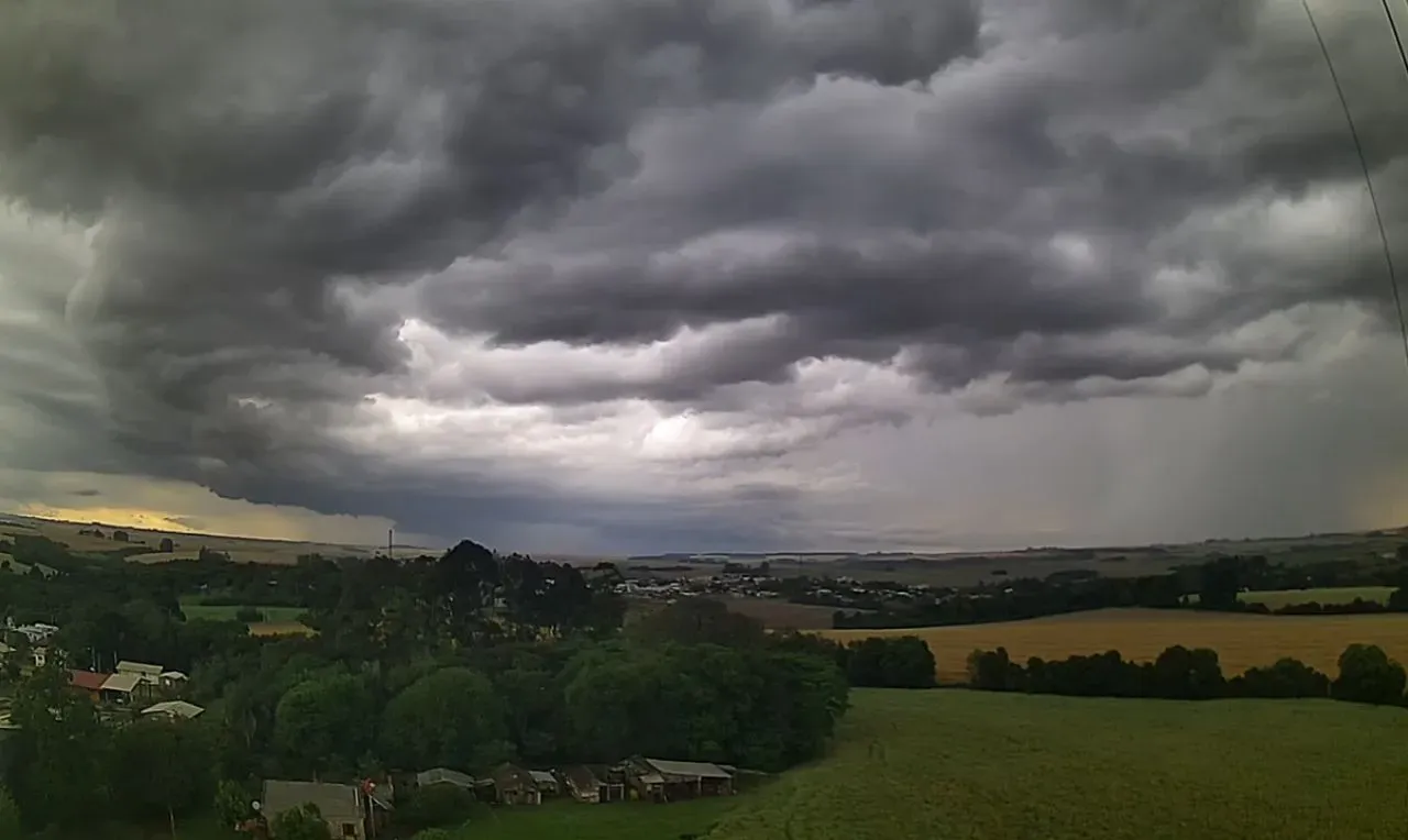 A imagem mostra o avanço de chuva intensa em Joia no Rio Grande do Sul